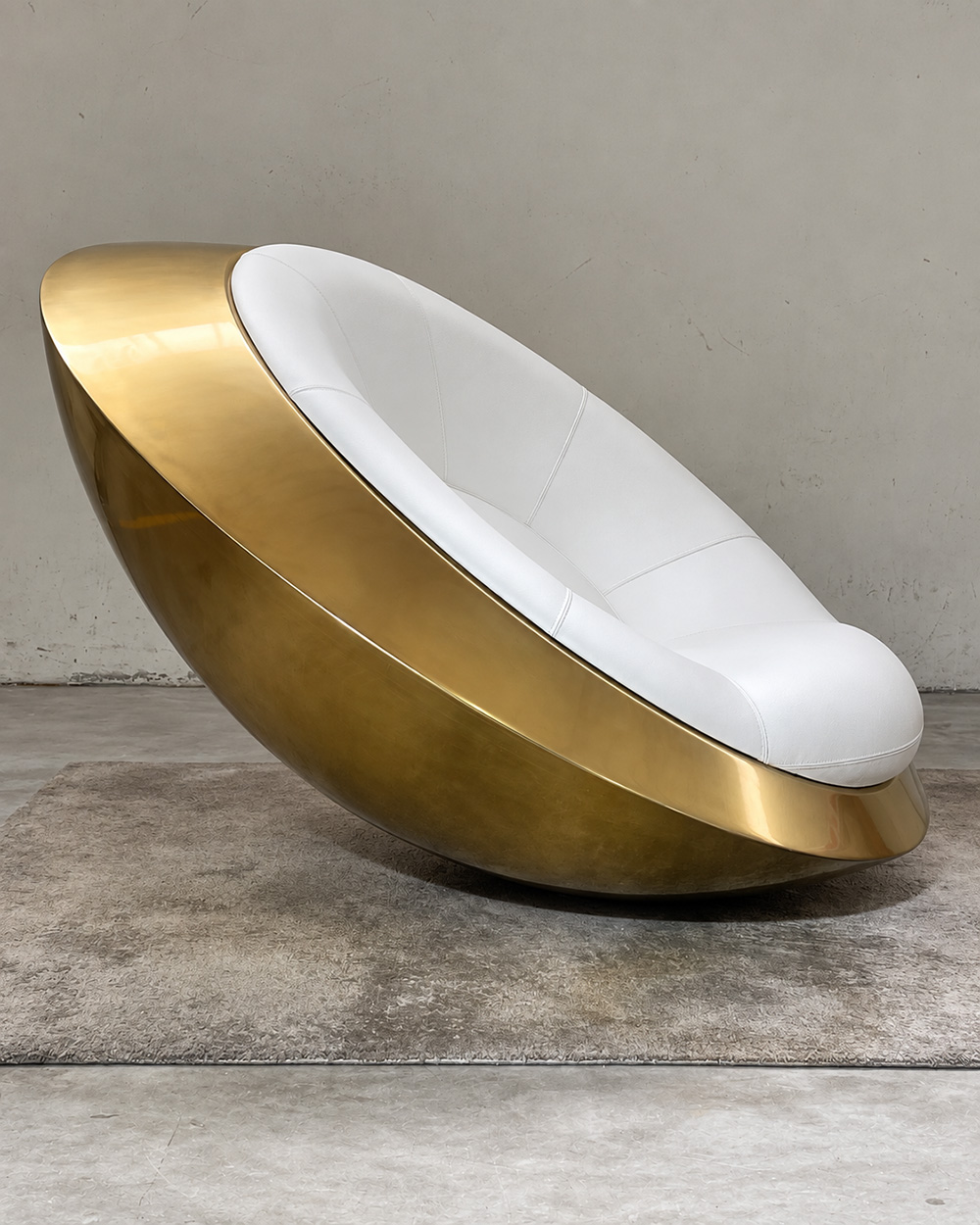 La prima poltrona d’oro dipinta in Italia
